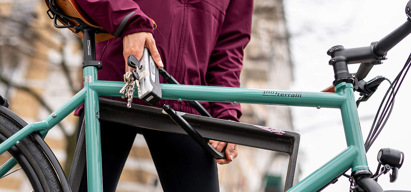 Der ADFC rät, sein Fahrrad mit Rahmen und einem Laufrad an einen Fahrradbügel anzuschließen. Der ADFC rät, sein Fahrrad mit Rahmen und einem Laufrad an einen Fahrradbügel anzuschließen.